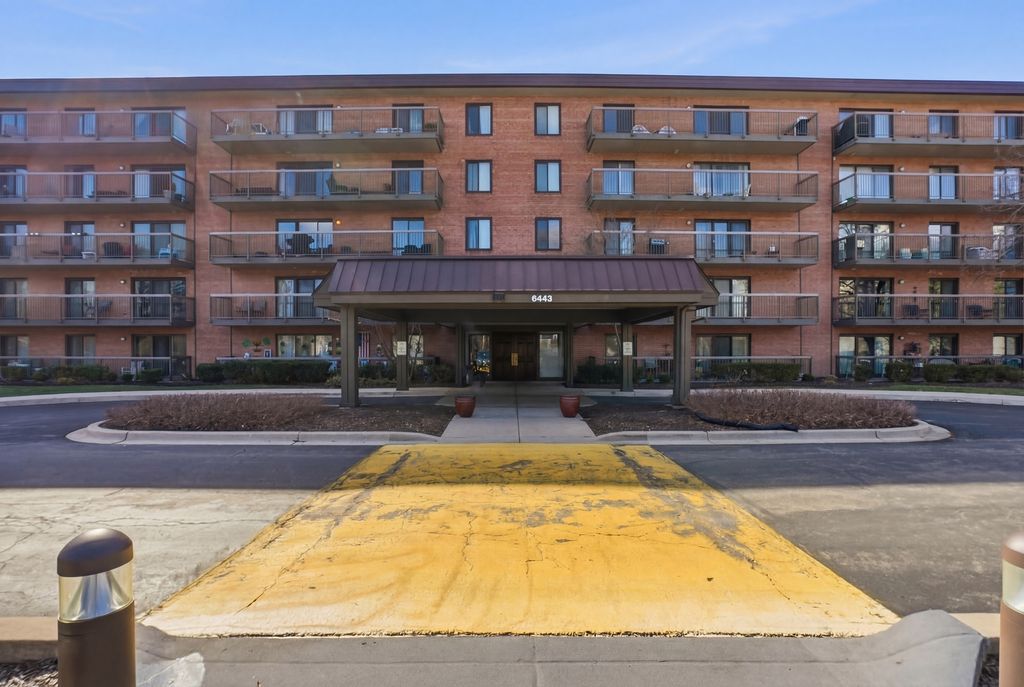 6443 Clarendon Hills Road 402, Willowbrook, IL 60527