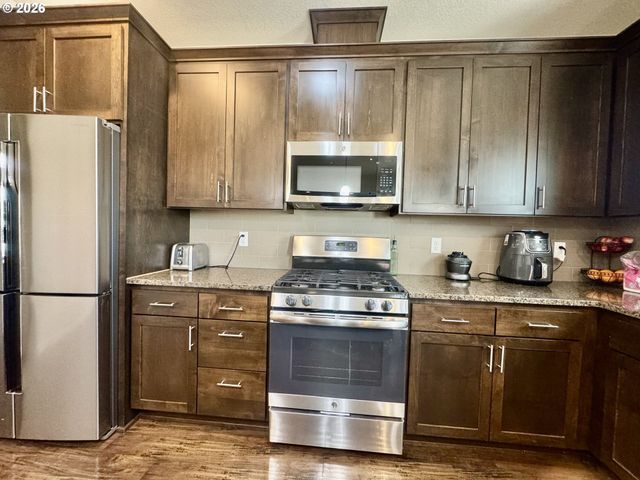 277 Sw MT RAINIER St, Mc Minnville, OR 97128