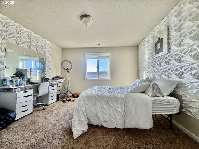 277 Sw MT RAINIER St, Mc Minnville, OR 97128