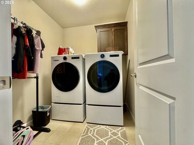 277 Sw MT RAINIER St, Mc Minnville, OR 97128