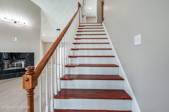 6710 Grandfield Rd, Louisville, KY 40258