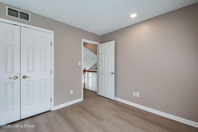 6710 Grandfield Rd, Louisville, KY 40258