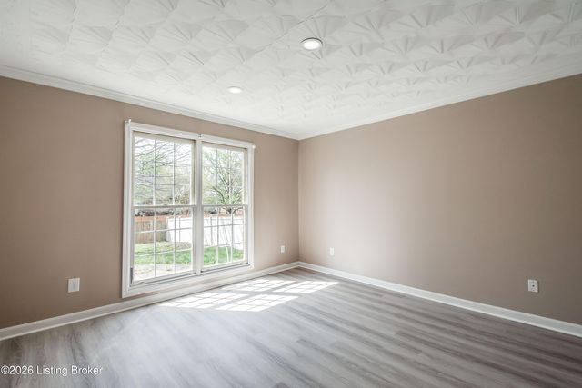 6710 Grandfield Rd, Louisville, KY 40258