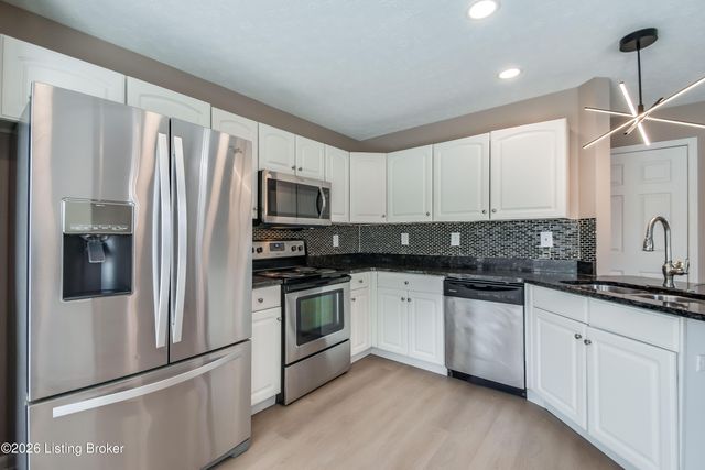 6710 Grandfield Rd, Louisville, KY 40258