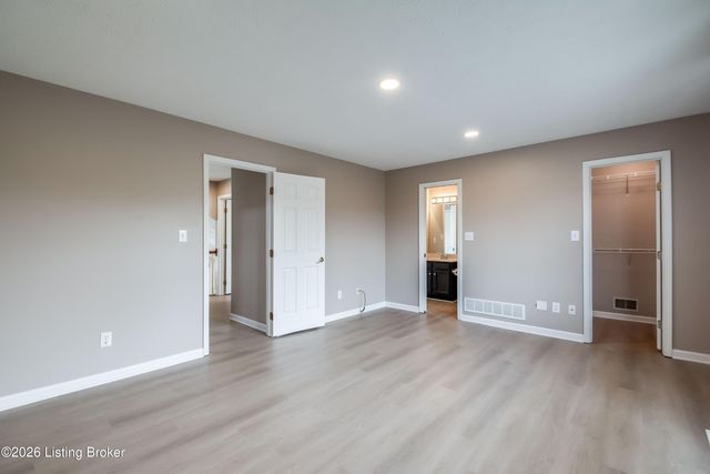 6710 Grandfield Rd, Louisville, KY 40258