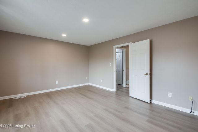 6710 Grandfield Rd, Louisville, KY 40258