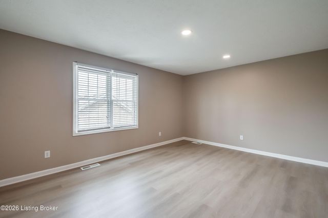 6710 Grandfield Rd, Louisville, KY 40258