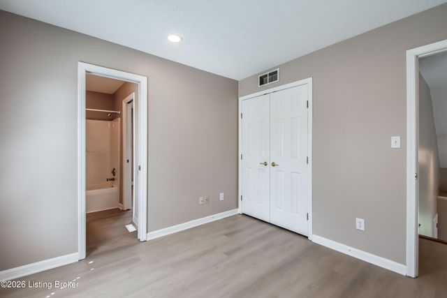 6710 Grandfield Rd, Louisville, KY 40258