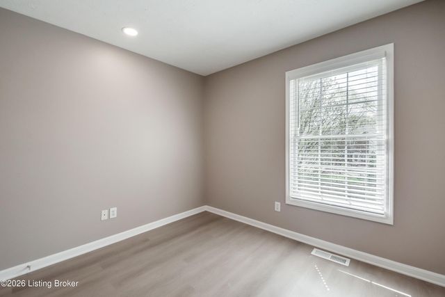 6710 Grandfield Rd, Louisville, KY 40258