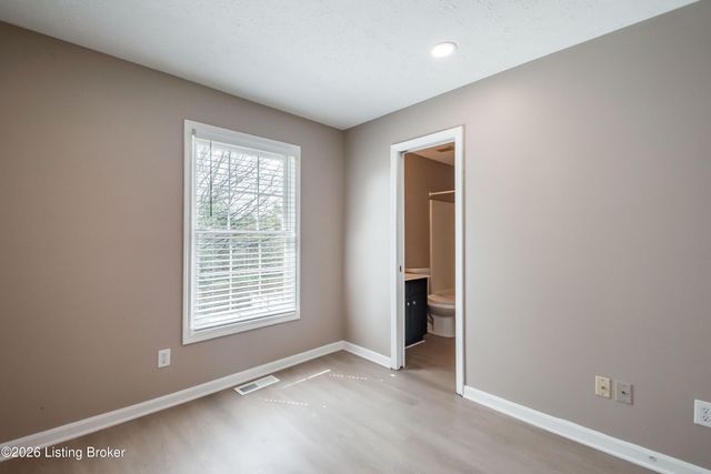 6710 Grandfield Rd, Louisville, KY 40258