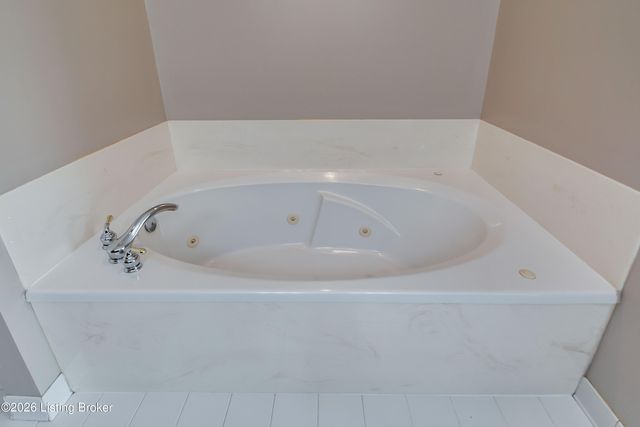 6710 Grandfield Rd, Louisville, KY 40258