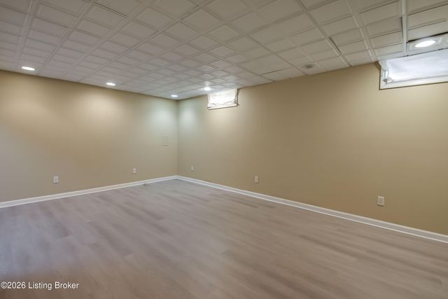 6710 Grandfield Rd, Louisville, KY 40258