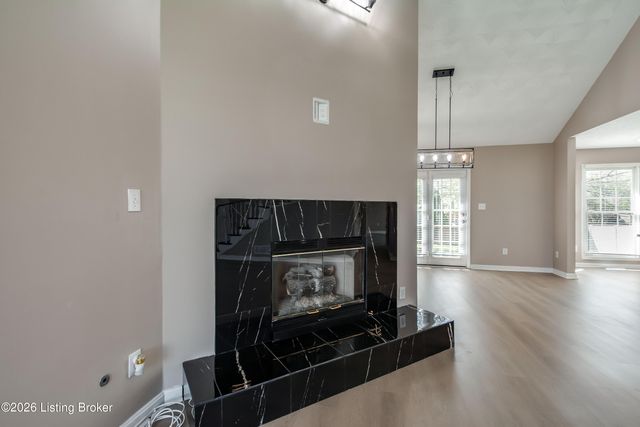 6710 Grandfield Rd, Louisville, KY 40258