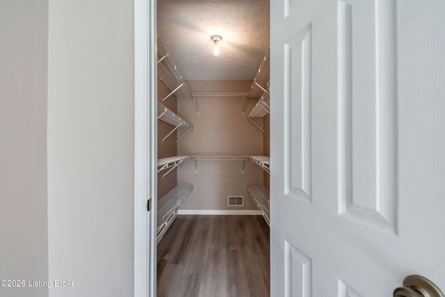 6710 Grandfield Rd, Louisville, KY 40258