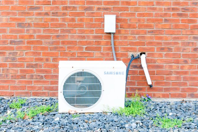 6710 Grandfield Rd, Louisville, KY 40258