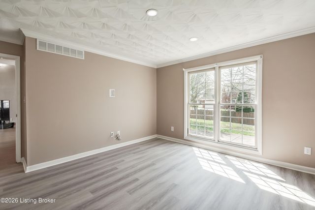 6710 Grandfield Rd, Louisville, KY 40258