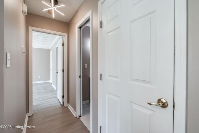 6710 Grandfield Rd, Louisville, KY 40258