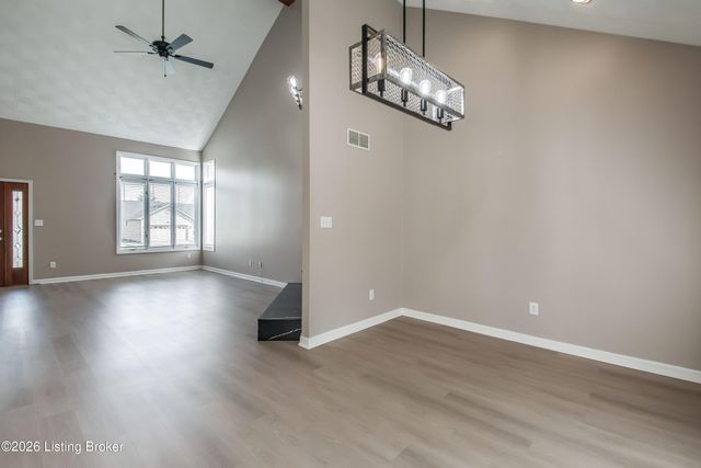 6710 Grandfield Rd, Louisville, KY 40258