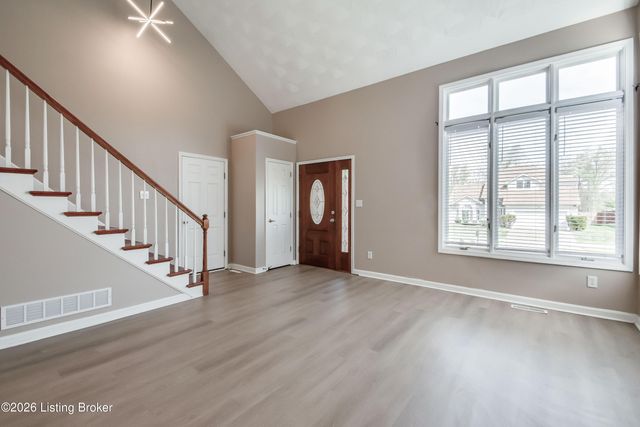 6710 Grandfield Rd, Louisville, KY 40258