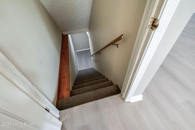 6710 Grandfield Rd, Louisville, KY 40258