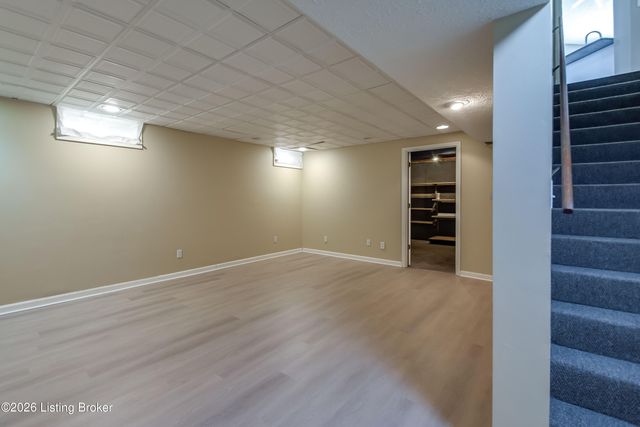 6710 Grandfield Rd, Louisville, KY 40258