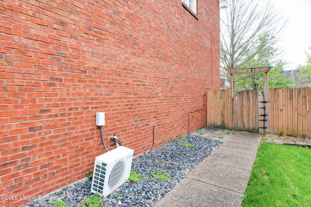 6710 Grandfield Rd, Louisville, KY 40258