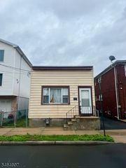 218 Florida St, Elizabeth City, NJ 07206