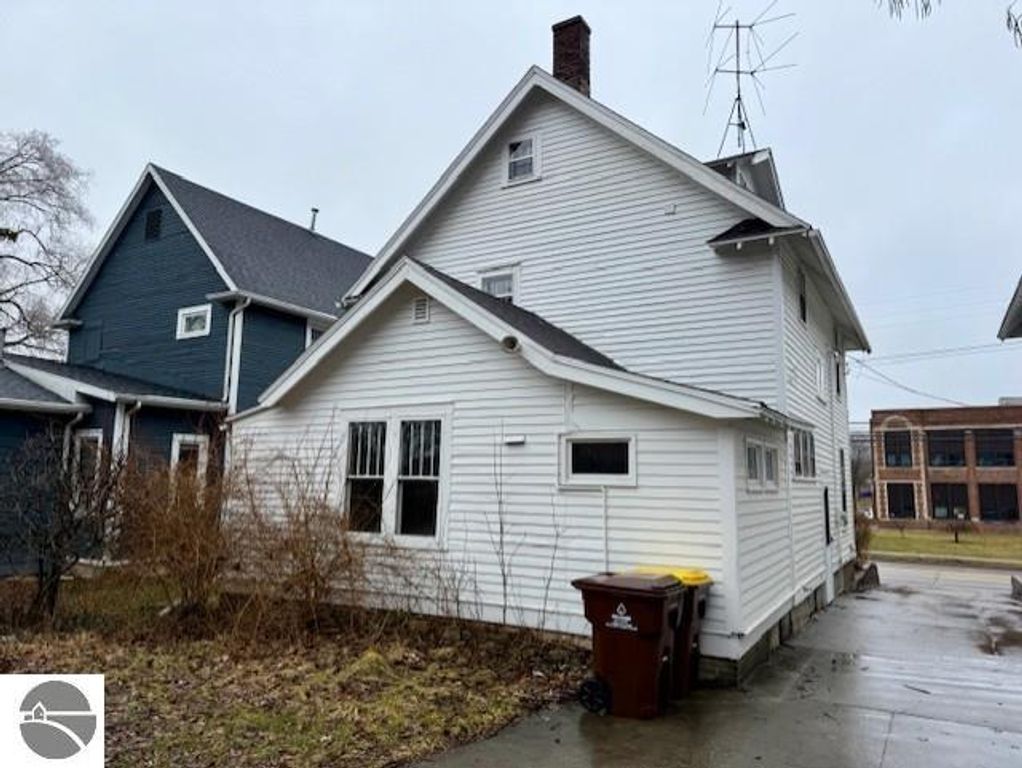 Image 2 of property listing at 615 Wright Avenue, Alma, MI 48801