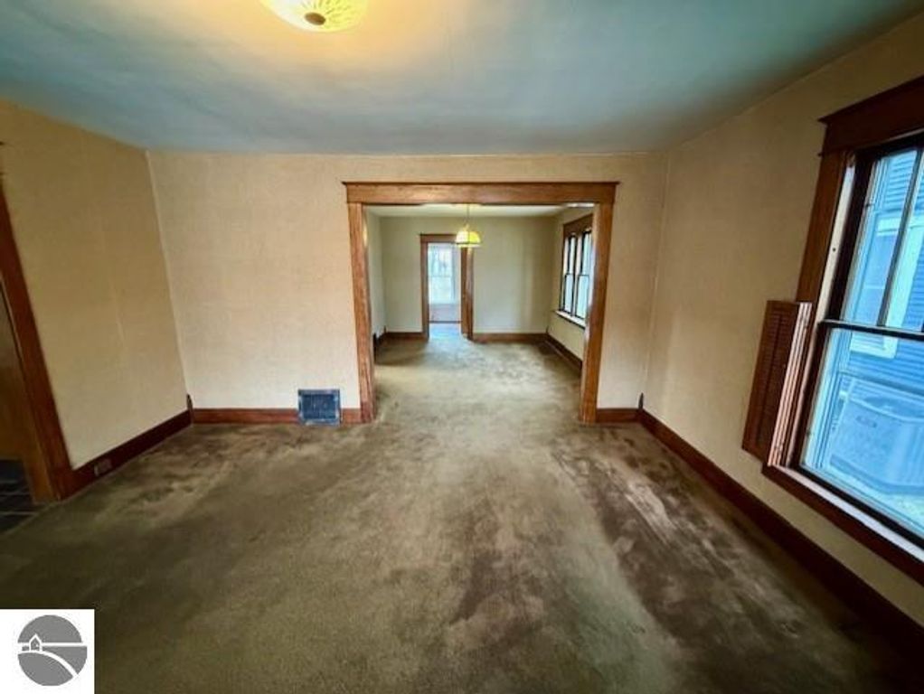 Image 8 of property listing at 615 Wright Avenue, Alma, MI 48801