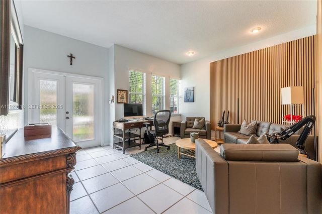 13946 S Cypress Cove Cir, Davie, FL 33325