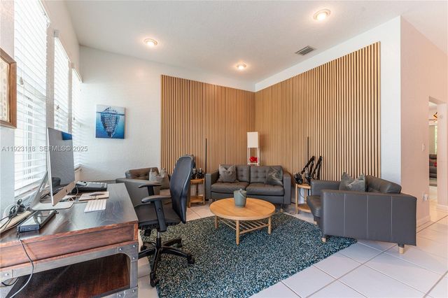 13946 S Cypress Cove Cir, Davie, FL 33325