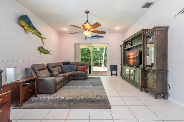 13946 S Cypress Cove Cir, Davie, FL 33325