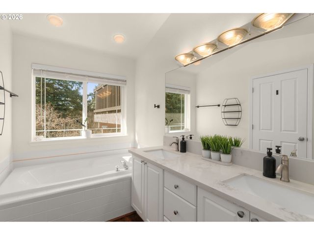 13261 Sw ESSEX Dr, Portland, OR 97223