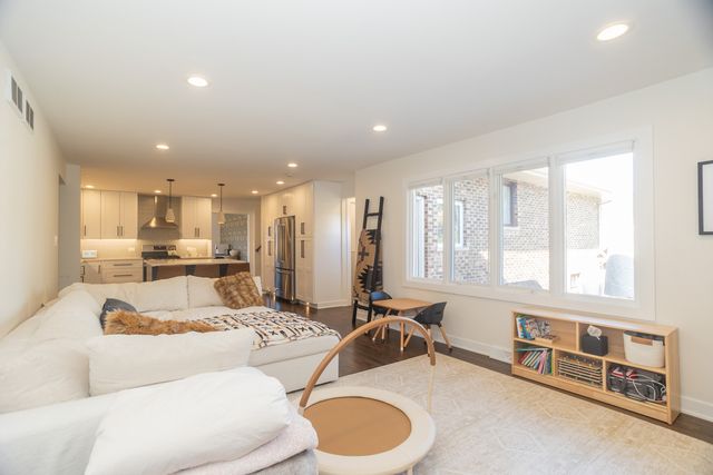 3240 Pitcher Drive, Darien, IL 60561