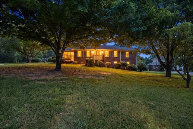 208 SE Woodland Circle, Calhoun, GA 30701