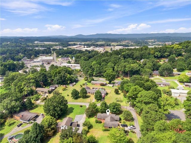 208 SE Woodland Circle, Calhoun, GA 30701