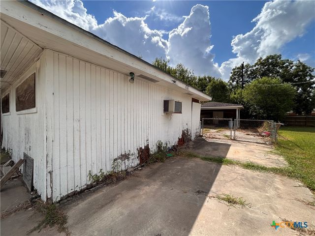 2012 Leon Drive, Port Lavaca, TX 77979