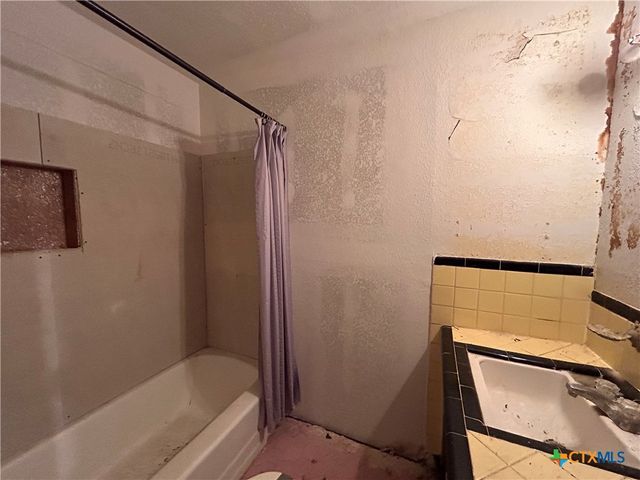 2012 Leon Drive, Port Lavaca, TX 77979