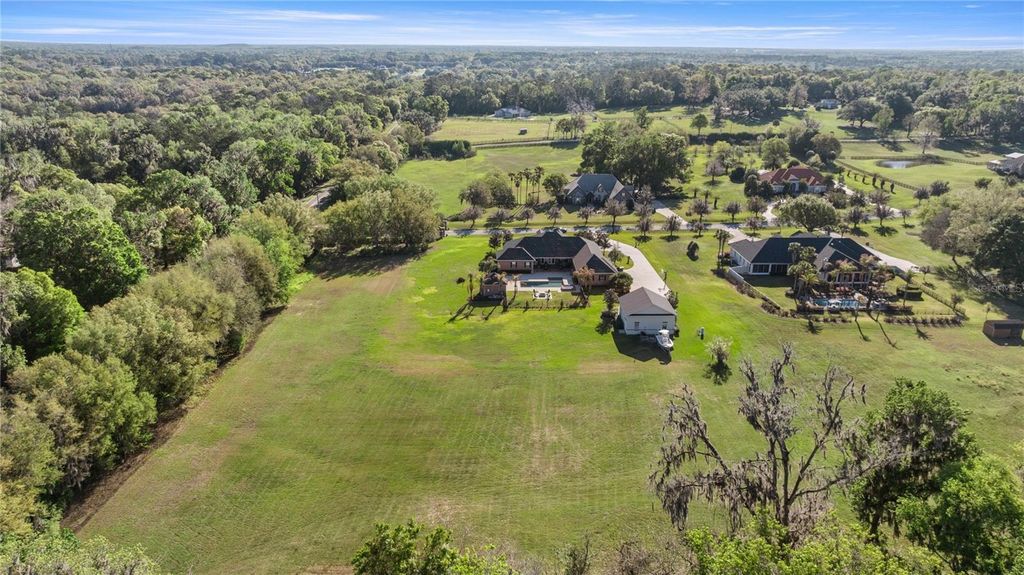 Image 11 of property listing at 8064 SE 15TH COURT, Ocala, FL 34480