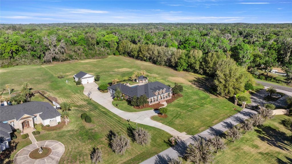 Image 8 of property listing at 8064 SE 15TH COURT, Ocala, FL 34480