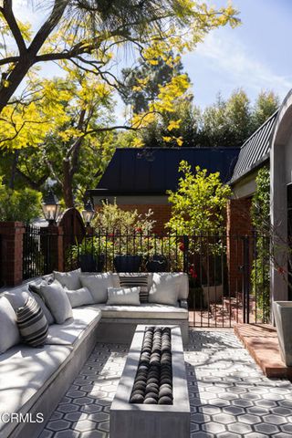 14593 Deervale Place, Sherman Oaks, CA 91403