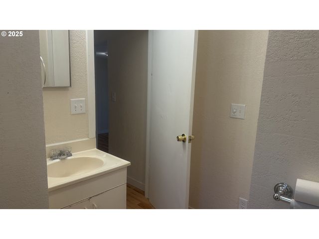 312 Se FRONT St Se, Oakland, OR 97462