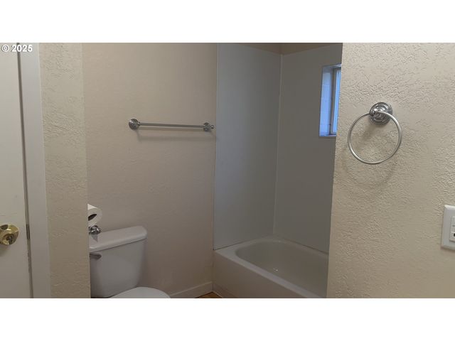 312 Se FRONT St Se, Oakland, OR 97462