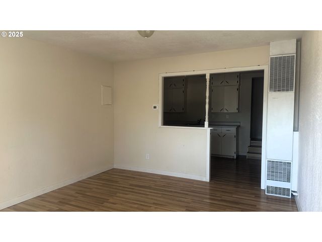 312 Se FRONT St Se, Oakland, OR 97462