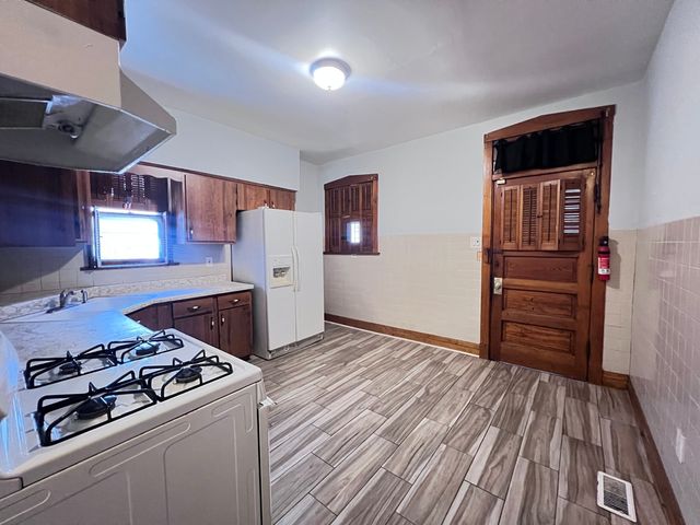 821 N Waller Avenue 1, Chicago, IL 60651