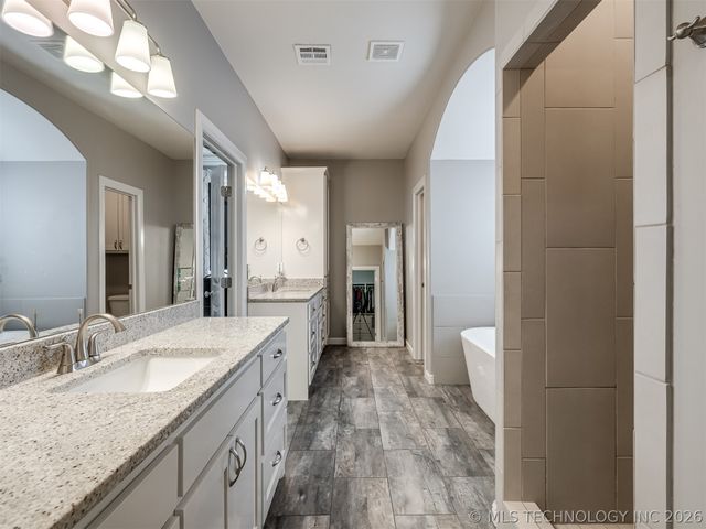 120 E 128th Place S, Jenks, OK 74037