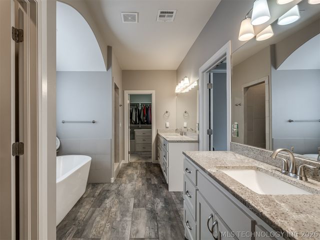 120 E 128th Place S, Jenks, OK 74037