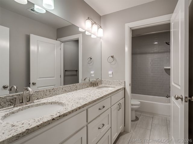 120 E 128th Place S, Jenks, OK 74037