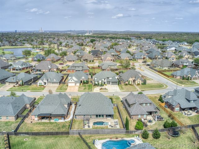 120 E 128th Place S, Jenks, OK 74037