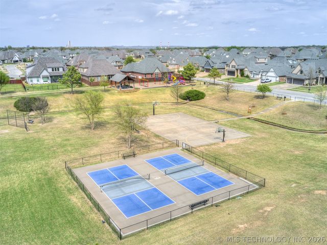 120 E 128th Place S, Jenks, OK 74037